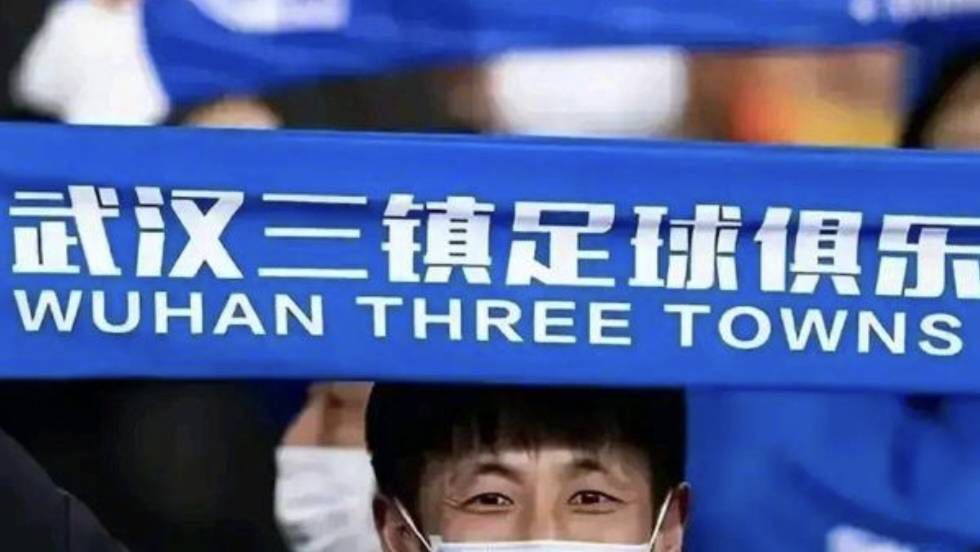 他扒开我的内裤把舌头伸进