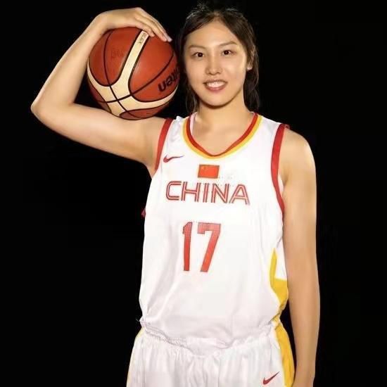 美女穿三根带丁字内裤